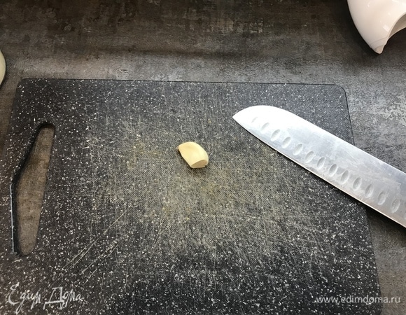 Мелко нарезаем половину зубчика чеснока.