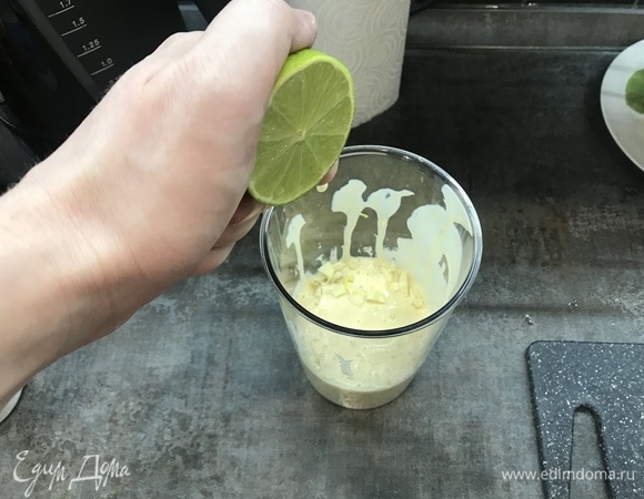 Добавляем сок лимона. Можно использовать лайм.