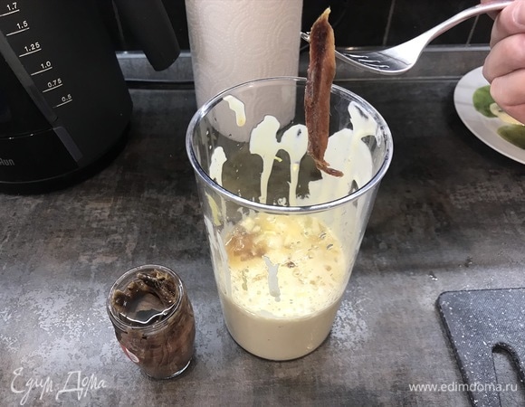 Далее — анчоусы. Они придают соусу пикантность и аромат. Советую начать с 3–4 штук на данный объем.