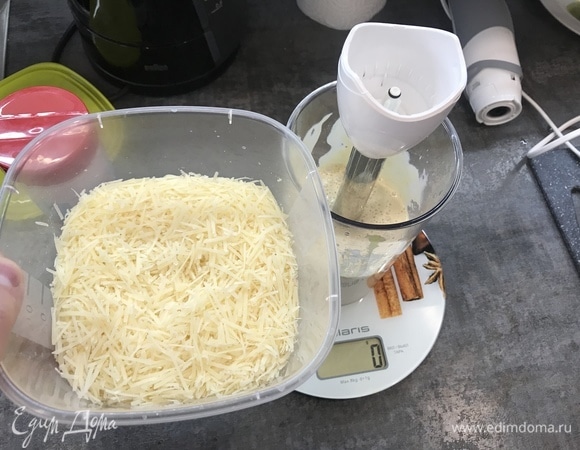Добавляем 35 г пармезана и соль. Перед тем как посолить, лучше пробить блендером соус еще раз и попробовать. Анчоусы и сыр дают соль, важно соблюсти баланс.