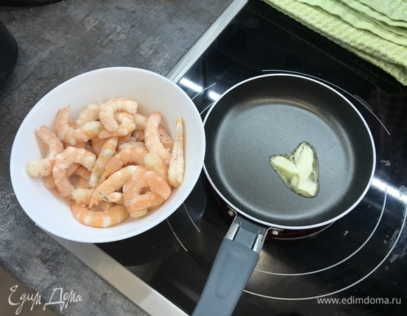 Размораживаем креветки и чистим их. Я обжаривал их на сливочном масле 3 минуты. Важно! Не передержите креветки, чтобы они не стали резиновыми.