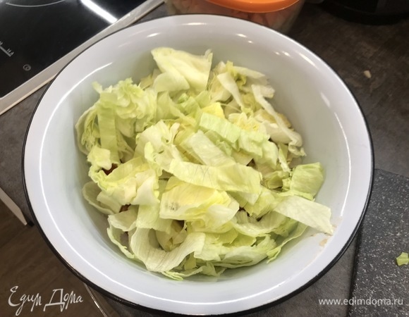 Айсберг нарезам достаточно крупно. Можно брать любой салат, главное, чтобы листья были твердыми.