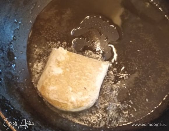 Если у вас нет готового абураагэ (жареный тофу), можно приготовить самим. Обжарить кусок тофу в растительном масле. В идеале — во фритюре, но я просто налила в сковороду достаточно много масла, раскалила и обжарила с двух сторон до корочки. После обжарки опустить на 30 секунд в кипящую воду, чтобы удалить лишний жир.