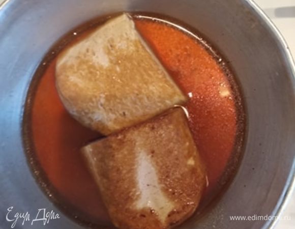 Смешать 1/4 стакана бульона даси, 1/2 ст. л. соевого соуса, 1/2 ст. л. мирина и 1 ч. л. тростникового сахара. Заливаем этой смесью тофу. Кипятим минут 10.