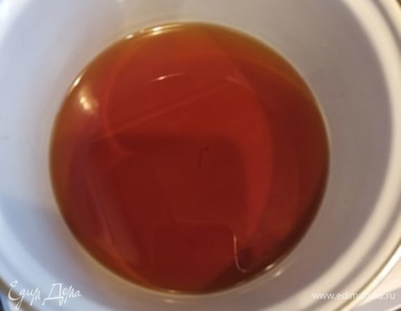 В другой кастрюле смешиваем оставшийся бульон даси, 2 ст. л соевого соуса, 2 ст. л. мирина и 1 ч. л. сакэ. Доводим до кипения и сразу выключаем.