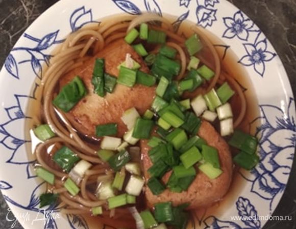 В миску кладем лапшу, сверху — тофу, заливаем бульоном из шага 5, сверху посыпаем нашинкованным зеленым луком. Легкое, вкусное и оригинальное блюдо готово. Приятного аппетита!