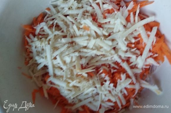 Сырую морковь и сыр натереть на крупной терке.