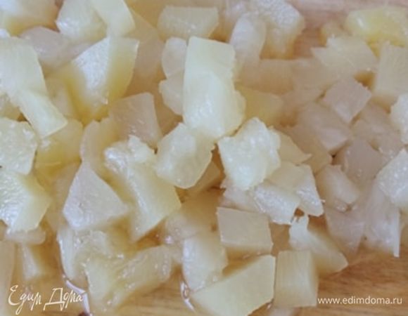 Ананас нарезать кубиком.
