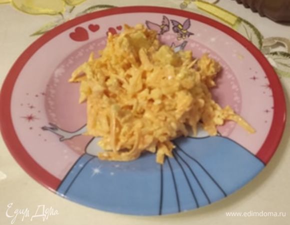 Смешать все ингредиенты. Чеснок пропустить через пресс. Посолить чуть-чуть, поперчить. Заправить майонезом. Салат готов. Приятного аппетита!