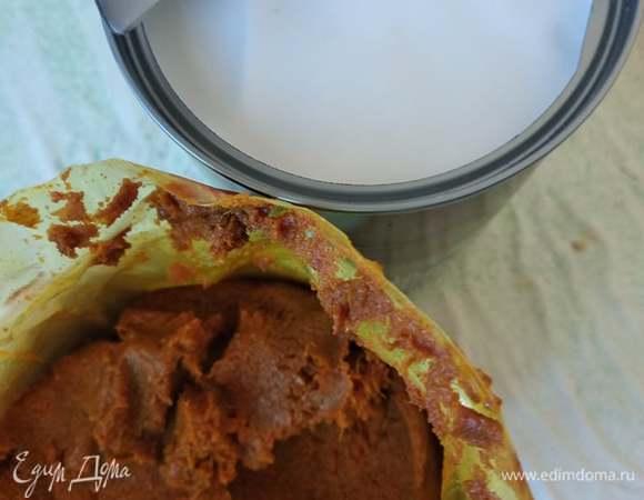 Сначала в блендер отправляем перец чили без зерен (если хотите блюдо поострее, зерна оставьте), чеснок, растительное масло, соль, приправу карри и цедру лайма. Все смешиваем и получаем пасту карри. Можно взять уже готовую. Я в этот раз взяла готовую желтую пасту карри.