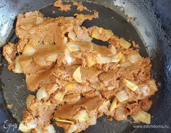 На растительном масле обжариваем лук, мелко нашинкованный. Добавляем пасту карри.