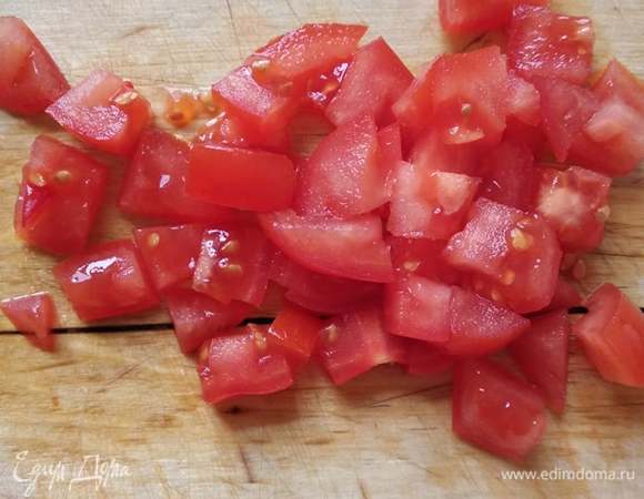 Через минуту добавляем нарезанные кубиком помидоры. Можно взять помидоры в банке или пакете. Обжариваем 2 минуты. Добавляем кокосовое молоко.