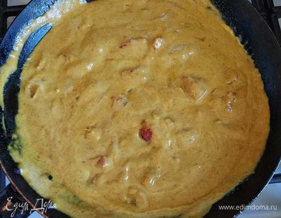 Убавляем огонь и доводим соус до загустения в течение 10 минут. Добавляем нарезанное филе белой рыбы. У меня была треска. Но можно взять любую не очень костлявую. Доводим рыбу до готовности. Карри готово. Можно подать с рисом басмати или жасмин. При подаче можно посыпать кинзой. Приятного аппетита!