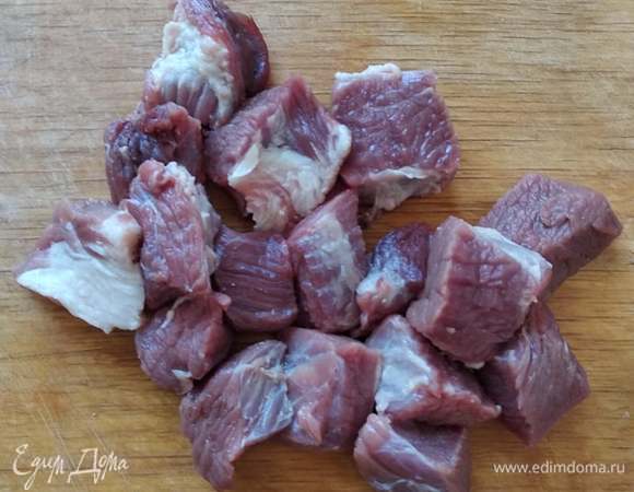 Говядину промыть, обсушить бумажными полотенцами и нарезать средним кубиком.