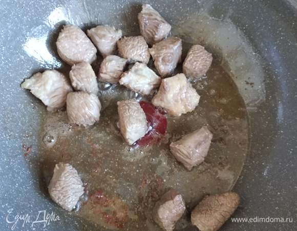 В сковороде обжарить мясо на растительном масле до румяной корочки. Мясо в сковороде должно быть в один слой, иначе будет тушиться, а не жариться.