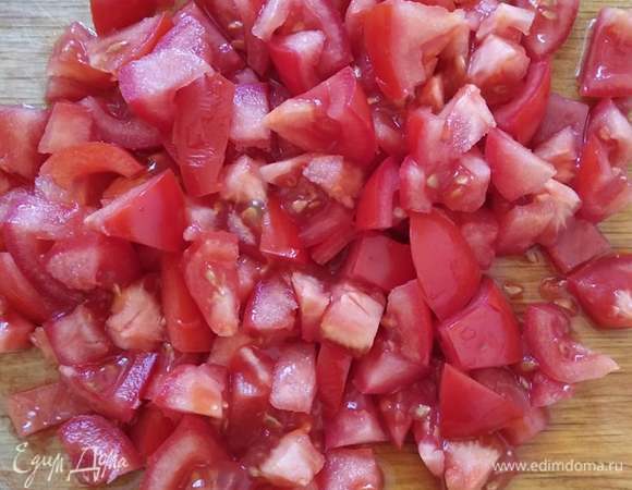 Нарезаем кубиком помидоры и мелко острый перец. Добавляем в суп.