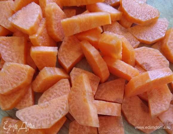 Морковь — полукольцами. Через 15 минут после помидоров добавляем в суп морковь, еще минут через 10 — картошку. Кладем лавровый лист.