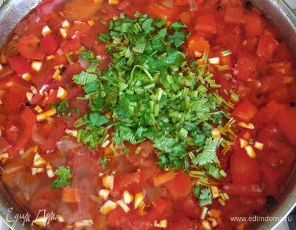 Минут через 10 солим, еще через 5 забрасываем крупно нарезанный чеснок. Через 5 минут выключаем огонь. Даем настояться под крышкой минут 20. Можно накрыть крышку полотенцем. Подавать, посыпав любимой зеленью. Приятного аппетита!