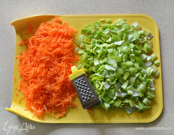 Морковь почистите и натрите на мелкой терке. Лук-порей разрежьте вдоль на 4 части, а затем поперек, на маленькие кусочки.