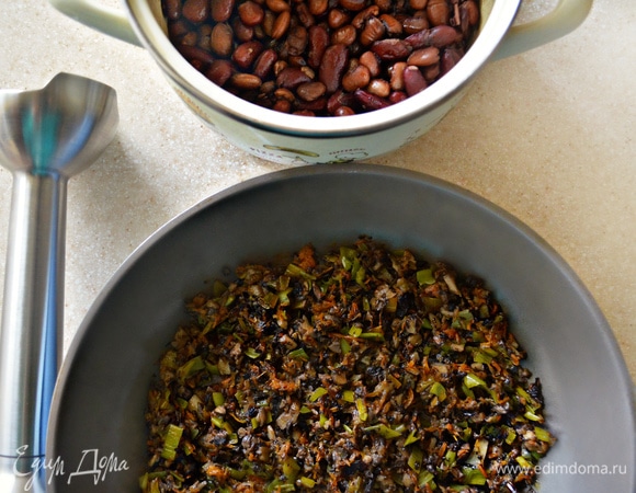 Тем временем приготовим начинку-паштет для шампиньонов. На сливочном масле в течение 1 мин обжарьте лук-порей, добавьте тертую морковь и обжаривайте еще 2 мин. Затем добавьте порубленные шампиньоны, приправьте солью и перцем и тушите в течение 10 минут, периодически перемешивая. Добавьте к отварной фасоли грибы с овощами, влейте жидкость образовавшуюся в шляпках шампиньонов после запекания, и взбейте с помощью блендера до однородной массы. Если паштет вам покажется слишком густым, добавьте немного фасолевого отвара.