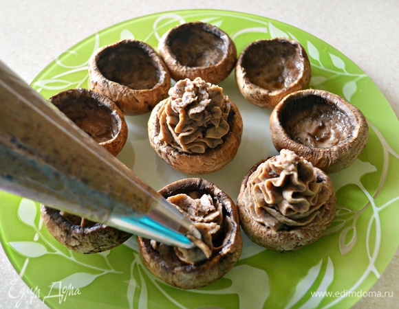 Поместите полученную массу в кулинарный мешок с выбранной вами насадкой и отсадите паштет в шляпки в виде башенок.