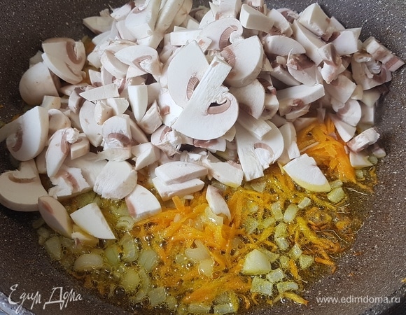 Лук мелко нарезать, морковь натереть на крупной терке. Обжарить овощи. Шампиньоны нарезать на пластинки и добавить к овощам. Жарить до готовности.