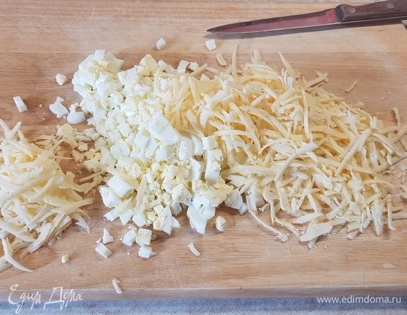 Яйца отварить и нарезать кубиком. Сыр натереть на крупной терке.