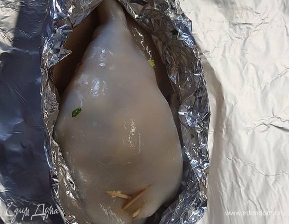 Кальмаров разморозить, почистить, промыть. Нафаршировать тушку и заколоть зубочисткой, чтобы начинка не вываливалась. Уложить тушку на фольгу и сделать из нее лодочку.