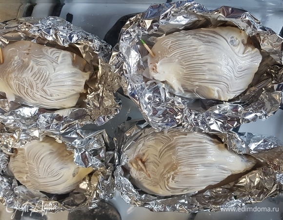 Смазать тушки майонезом и запекать 20 минут при 200°C 20 минут.