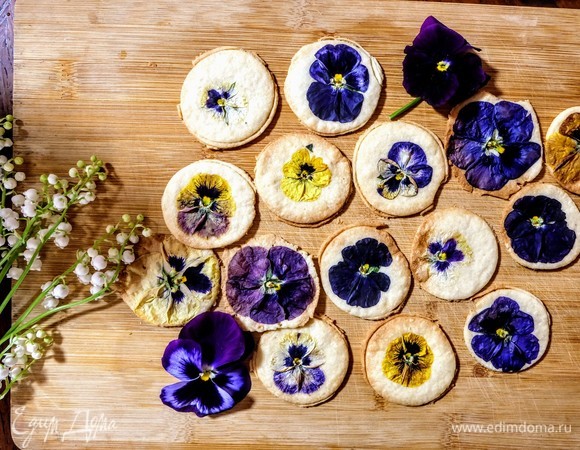 Выпекать на пергаменте 5–7 минут. Цвет почти не меняется! Приятного аппетита!