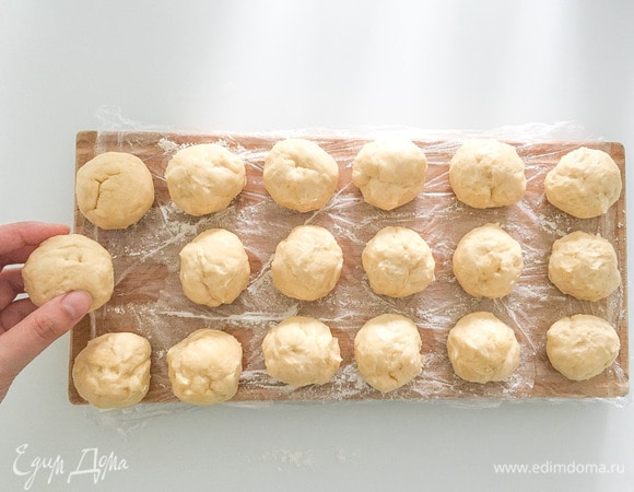 Разделить тесто на 13 частей для торта диаметром 18 см, на 18 частей для торта диаметром 16 см. Скатать в шарики, положить в емкость или на доску. Накрыть шарики пленкой и убрать в морозилку на 30 минут.