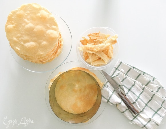 Достать коржи из духовки, вырезать середину кольцом нужного диаметра, обрезки оставить для посыпки. Коржи будут твердыми. Как только они пропитаются кремом, они станут очень мягкими.