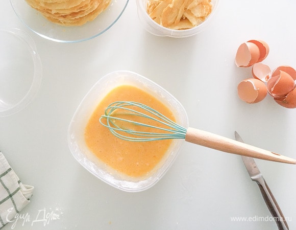 Готовим крем. Молоко довести до кипения, в отдельной миске смешать яйца с сахаром и крахмалом до однородности.
