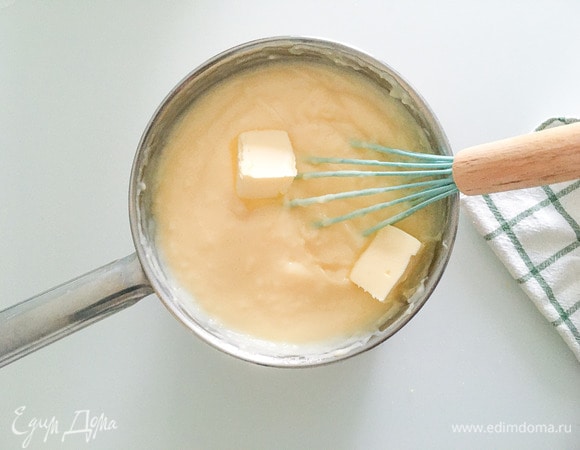 Перелить крем обратно в сотейник, варить, постоянно помешивая, пока крем не загустеет, снять с огня, вмешать сливочное масло.