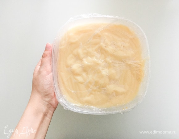 Перелить крем в миску, накрыть пленкой и убрать в холодильник на 2–3 часа.