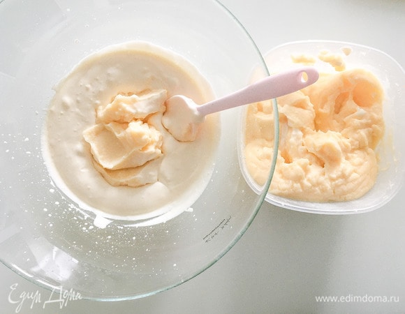 Перед сборкой торта взбить холодные сливки до пышности (минут 7), добавить 2–3 ст. л. заварного крема, еще раз взбить 1 минуту до однородности, оставшийся крем подмешать аккуратно лопаткой.