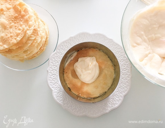 Собираем торт. Кладем первый корж, сверху — 1,5 ст. л. крема, затем —следующий корж и так далее. Оставить немного крема для покрытия торта.