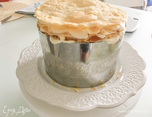 Последний корж не смазываем, накрываем пленкой и отправляем в холодильник на 2–3 часа, чтобы торт осел.