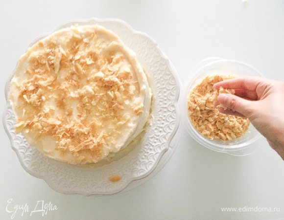 Достаем торт, обрезки перемалываем скалкой. Смазываем торт оставшимся кремом, посыпаем получившейся крошкой и отправляем в холодильник на ночь, чтобы торт хорошо пропитался.