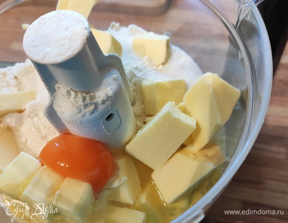 Тесто для галеты очень просто замешивать при помощи блендера. Сложить все ингредиенты (холодное сливочное масло нарезать на кусочки) в чашу блендера, взбить в крошку. Добавить 1–2 ст. л. ледяной воды и замесить колобок теста. Тесто обернуть в пленку и отправить в холодильник на 30 минут.