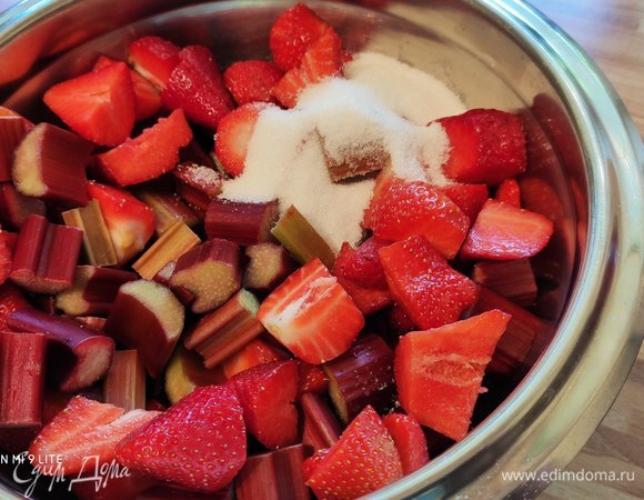 Ревень и клубнику вымыть, обсушить и нарезать на кусочки. В миске соединить их с сахаром, крахмалом, лимонным соком и ликером, аккуратно перемешать.