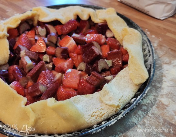 Свободно загнуть края теста внутрь формы. 15 г сливочного масла растопить и смазать им при помощи кисточки края галеты.