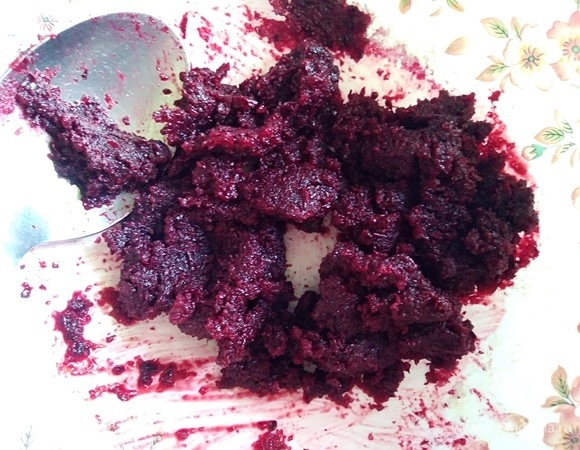 Ягодное пюре разделить на две части. Желатин залить половиной пюре. Оставить на 15–20 минут. У меня было густое черносмородиновое пюре, я просто перемешала. Когда набухнет, нагреть, чтобы желатин растворился. Но не кипятить.