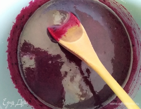 Вторую часть пюре перемешать с сахаром и щепоткой лимонной кислоты. Дать закипеть, сахар должен раствориться.