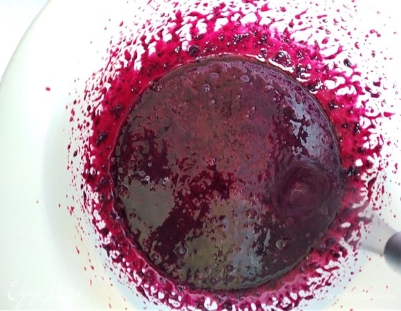 В распущенный желатин влить горячий сироп, начиная взбивать. Скорость высокая.