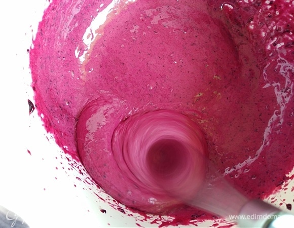 Через пару минут смесь начинает светлеть. Как только масса стала наматываться на венчик, прекратить взбивать.