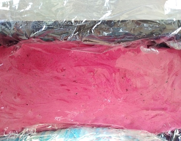 В подготовленную форму вылить массу. Она быстро густеет. Накрыть пленкой и убрать в холодильник на 2,5 часа.