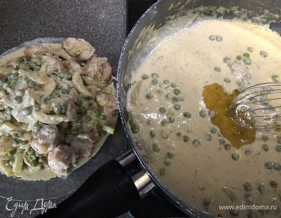 Сковороду снять с огня и достать из нее куски кролика и овощи. В оставшийся в сковороде соус добавить предварительно смешанные горчицу и желток. Поставить сковороду на минимальный огонь и прогреть соус, непрерывно перемешивая его венчиком, до легкого загустения.