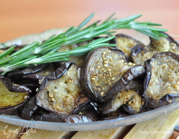 P.S. Сейчас хоть и не сезон баклажанов, но в продаже они имеются, а потому хочу вам напомнить об одном ну очень полюбившемся нам рецепте от нашей Викули (vicky) — маринованных баклажанах с пармезаном: https://www.edimdoma.ru/retsepty/80953-marinovannye-baklazhany-s-parmezanom.