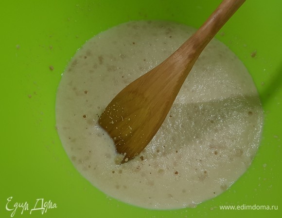 В теплое молоко добавить сахар и дрожжи. Перемешать и оставить до появления шапочки. В это время в муку добавить щепотку соли, мягкое сливочное масло. Перетереть все в крошку. Затем добавляем к этой крошке подошедшие дрожжи и замешиваем тесто. Оставляем в теплом месте на 1 час.